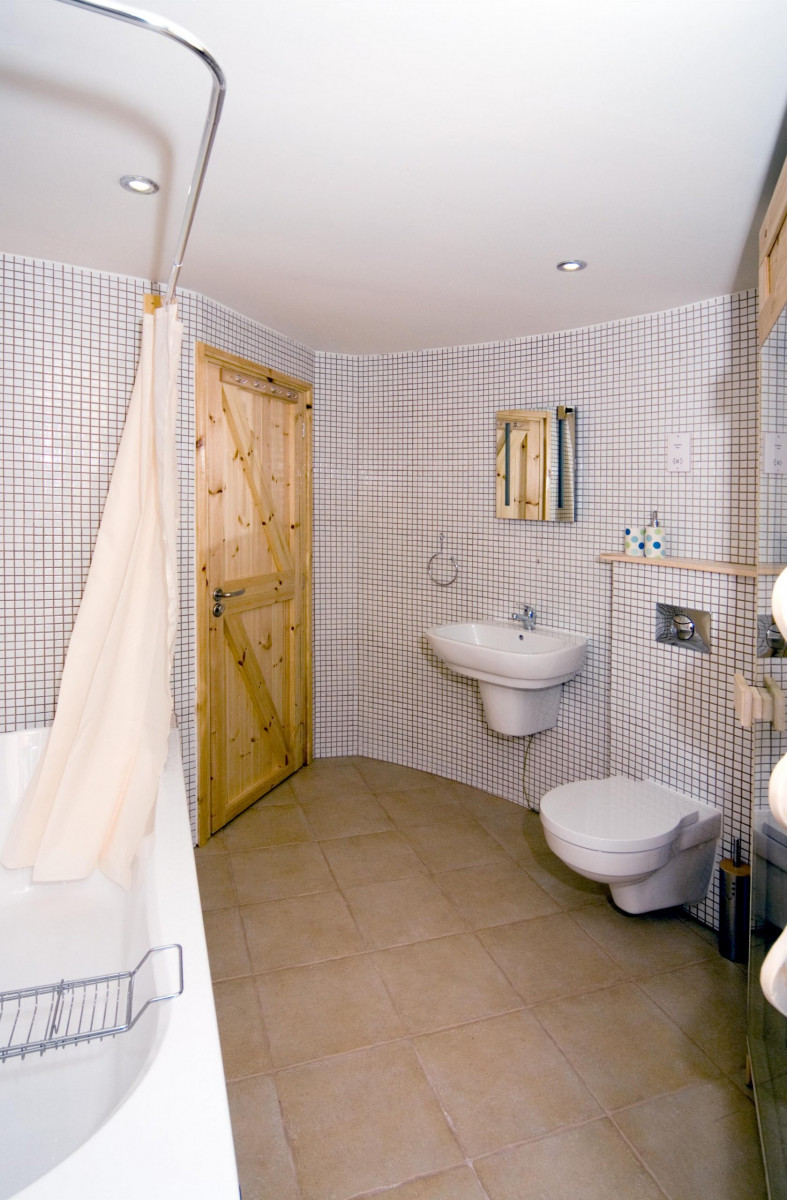 bathroom, Sithean - environmentally sensitively constructed, high quality Self-catering holiday accommodation. Glen Lonan, Taynuilt, near Oban, Argyll, Scottish highlands, Scotland 

C070628NE5D0019-101