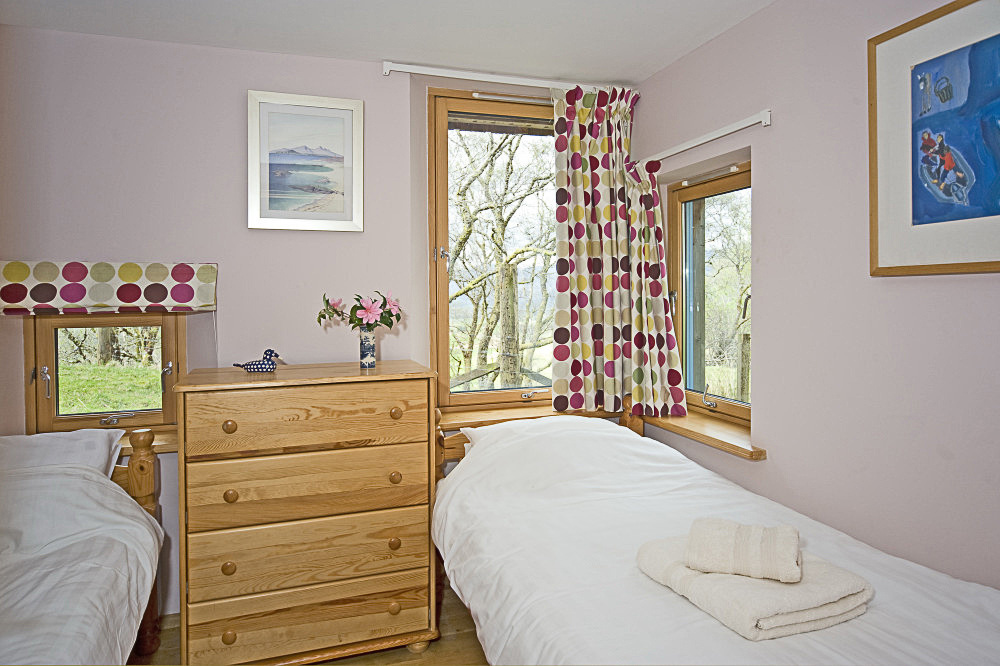 twin bedroom, Sithean - environmentally sensitively constructed, high quality Self-catering holiday accommodation. Glen Lonan, Taynuilt, near Oban, Argyll, Scottish highlands, Scotland 

C180507NF5D0156-10S0